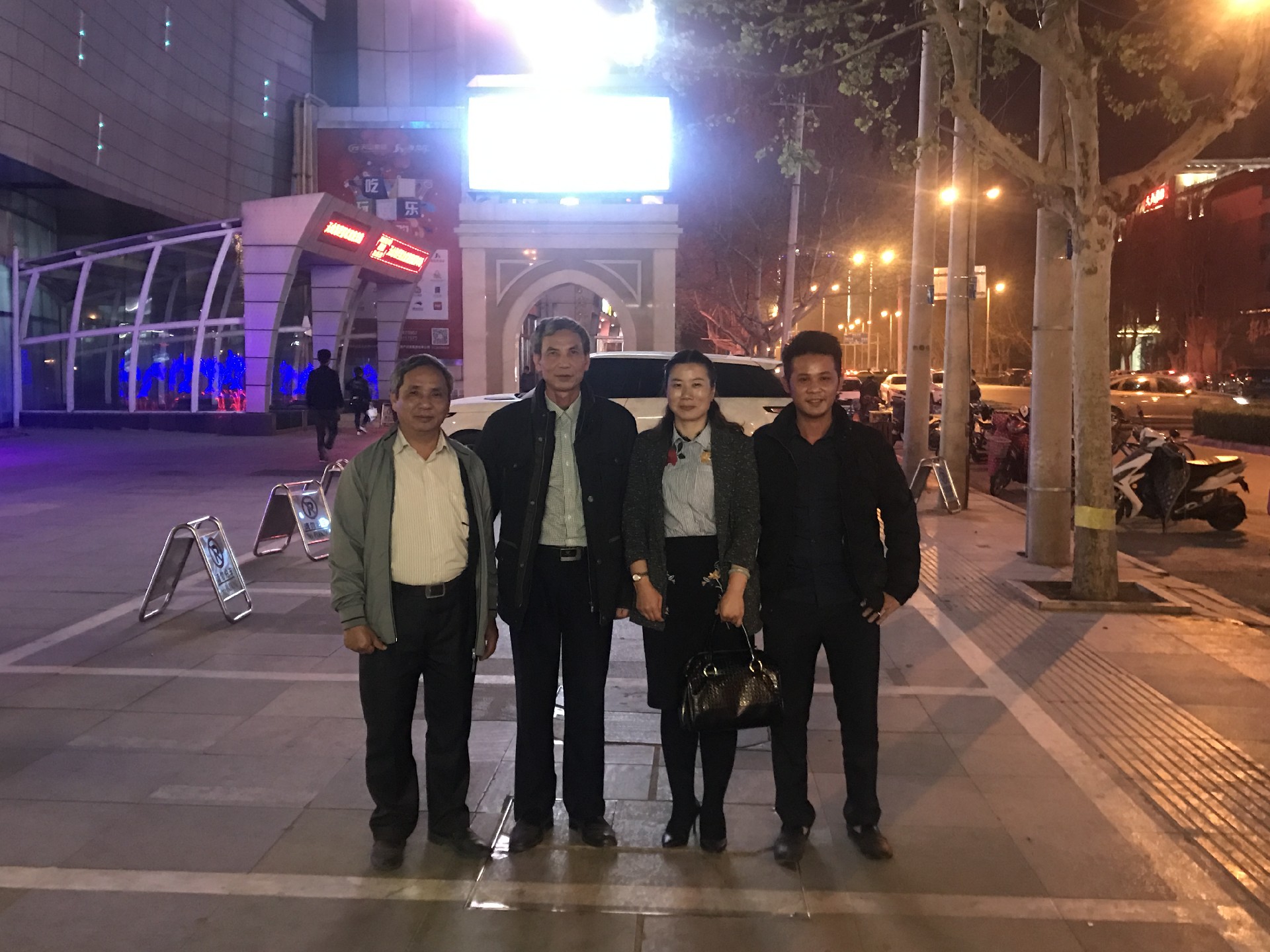 Vietnamese customers visited and successfully purchased gabion net machine, edge binding machine and c-nail equipment